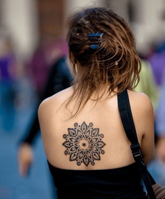  Tatouage mandala sur le milieu du dos